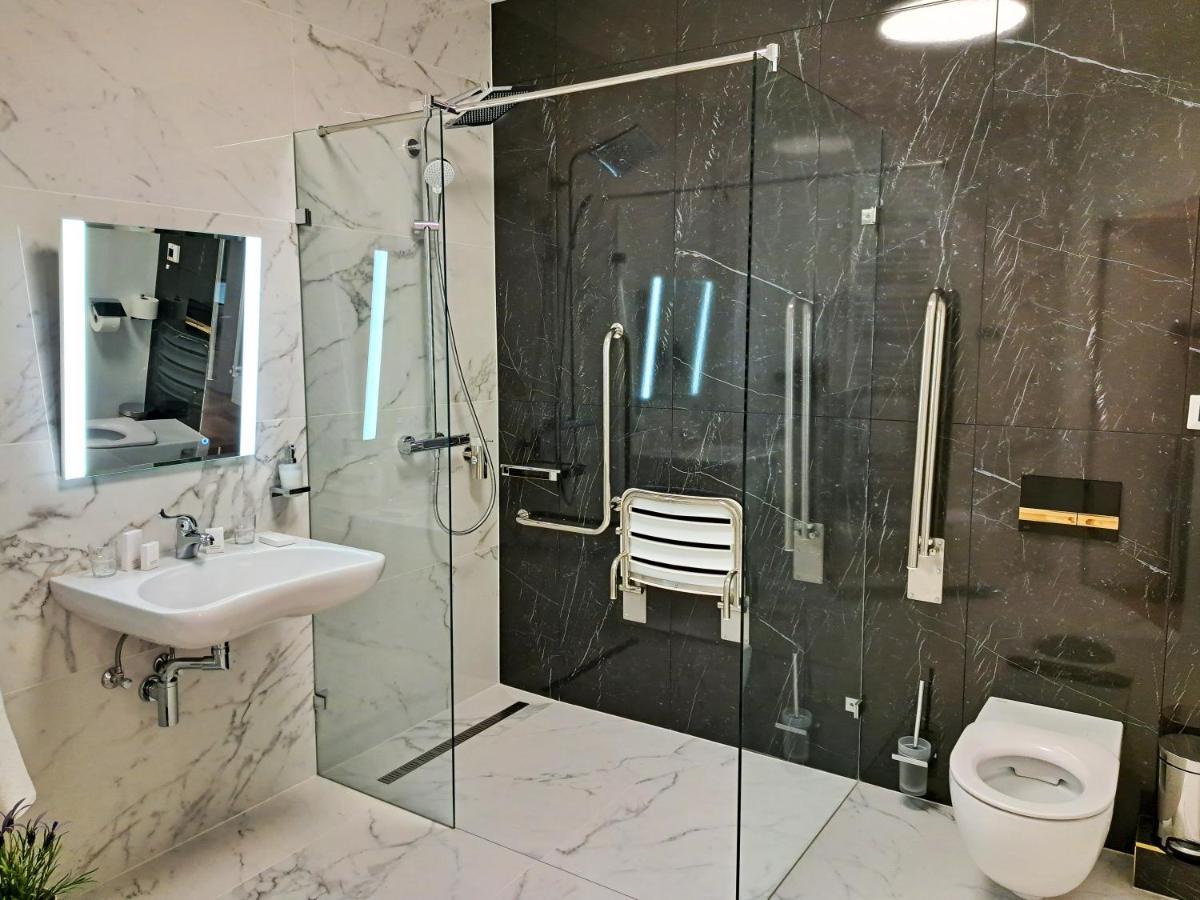 Hotel Domus Collis Győr Esterno foto